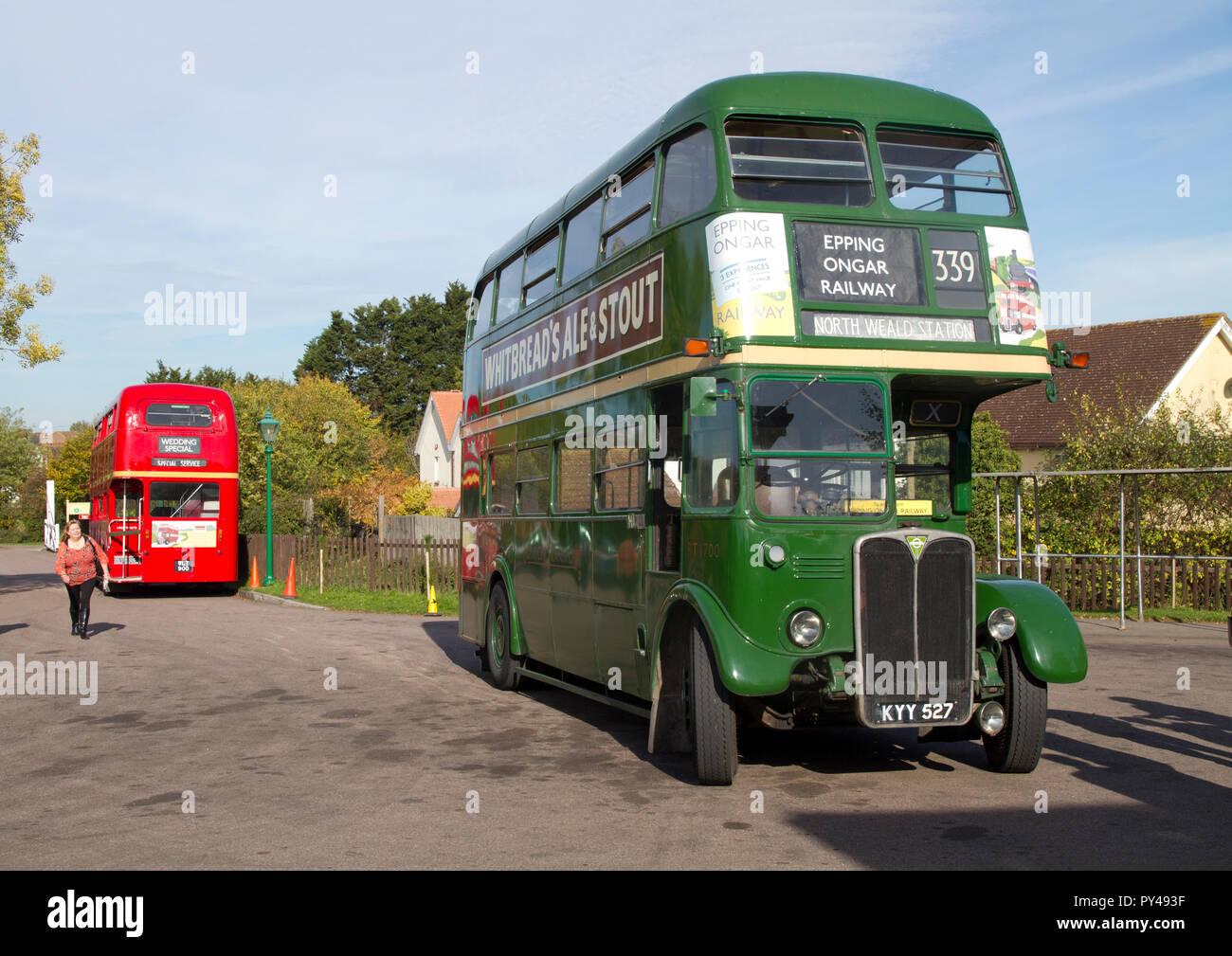 Zwei erhaltenen Doppeldecker im Besitz der London Bus Unternehmen Service für die Epping und Ongar Eisenbahn an der North Weald. Stockfoto