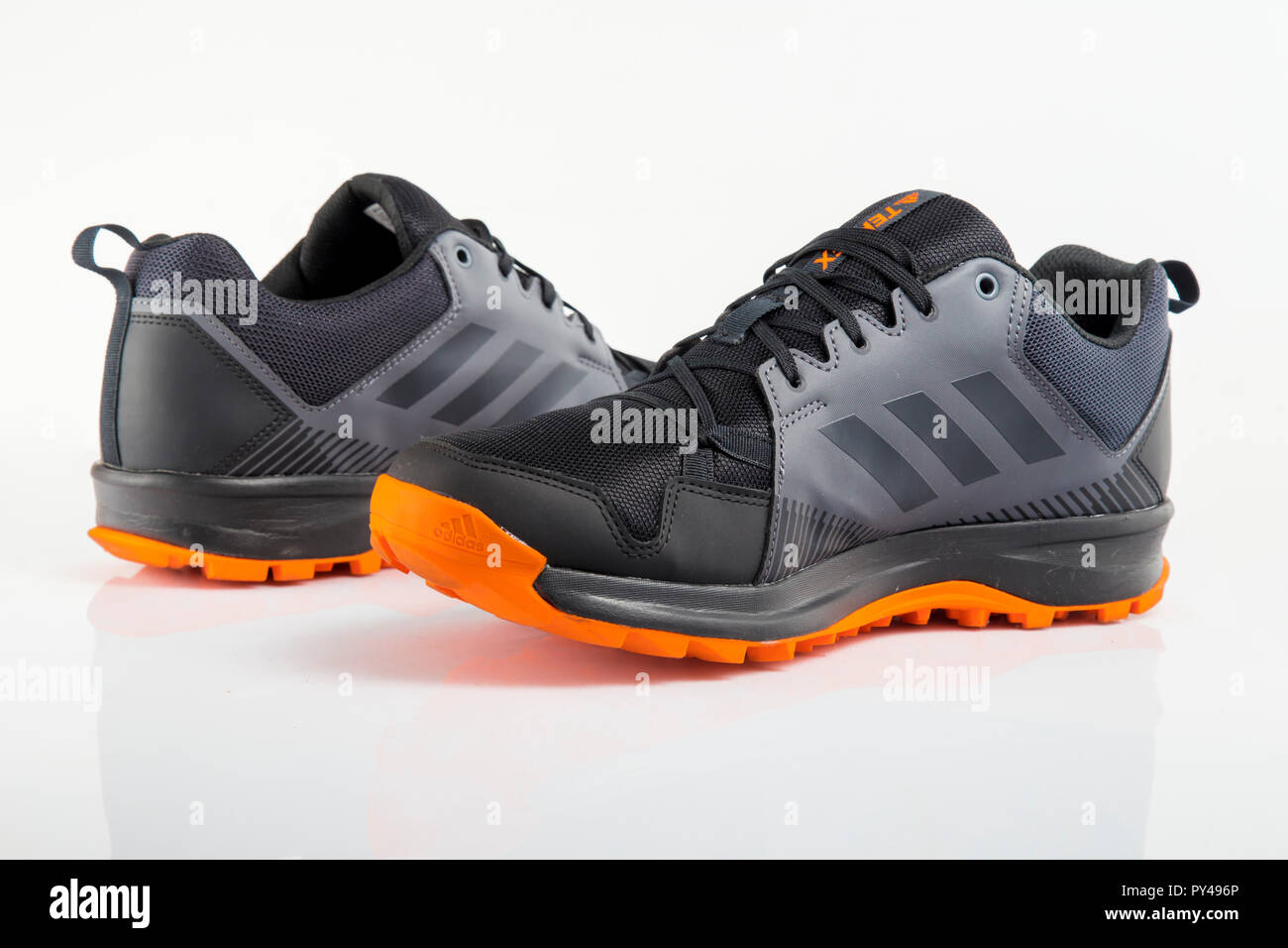 Afife, Portugal - Oktober 24, 2018: adidas Running Schuhe. Adidas, multinationales Unternehmen. Auf weiß isoliert. Produkt Fotos Stockfoto