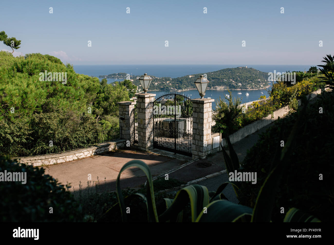 Tor, Zaun und Lichter in Nizza, Frankreich Stockfoto