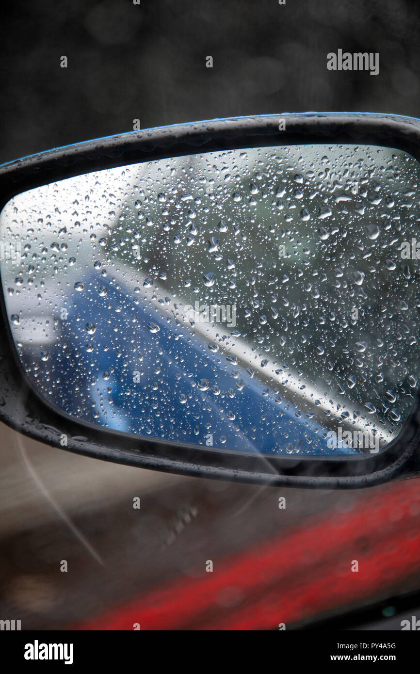 Außenspiegel des Autos mit Regen Stockfoto