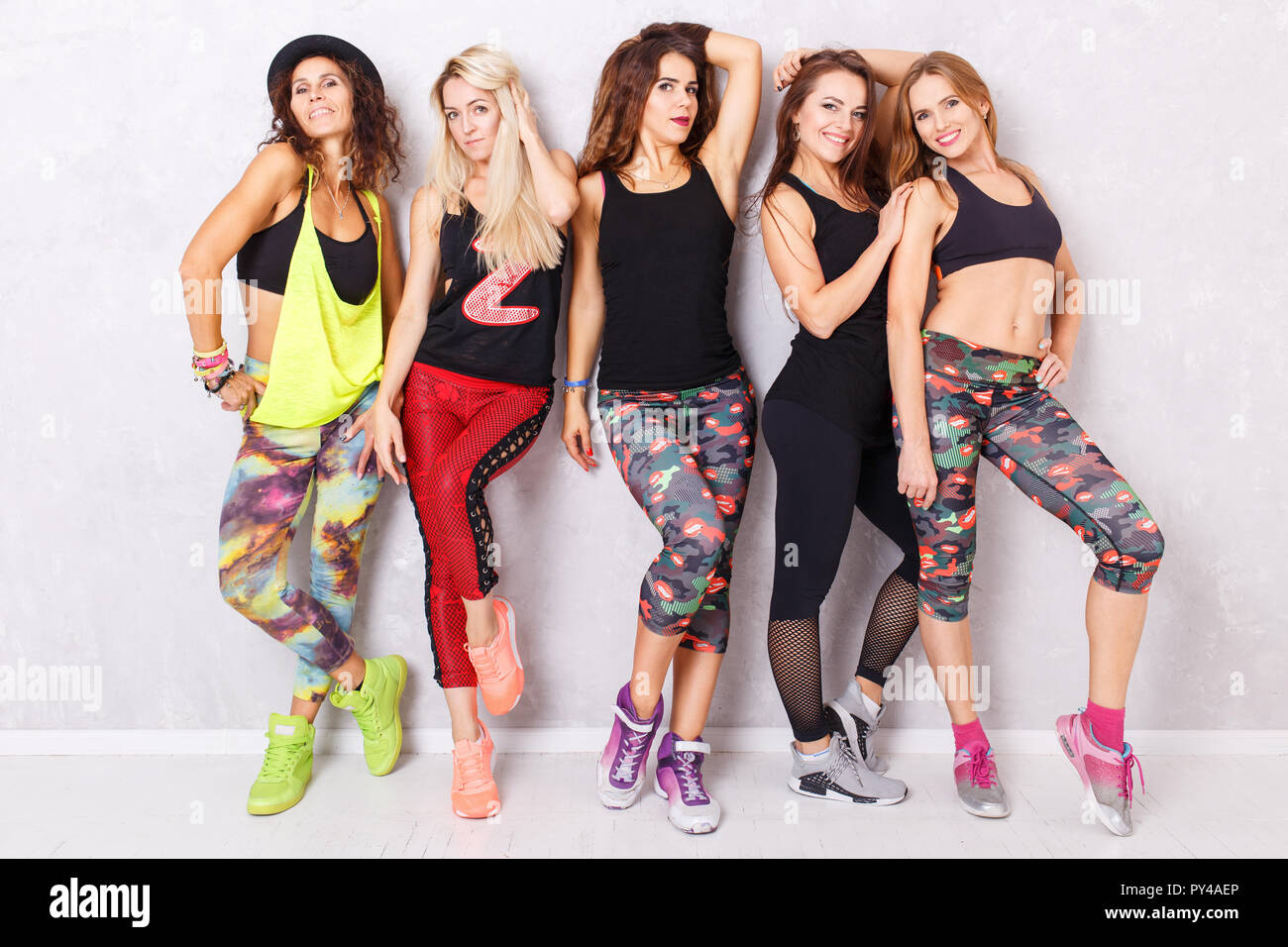 Gruppe von lächelnden Fitness Mädchen Spaß zusammen haben. Aerobic Dance Fitness Gruppe Konzept Hintergrund Stockfoto