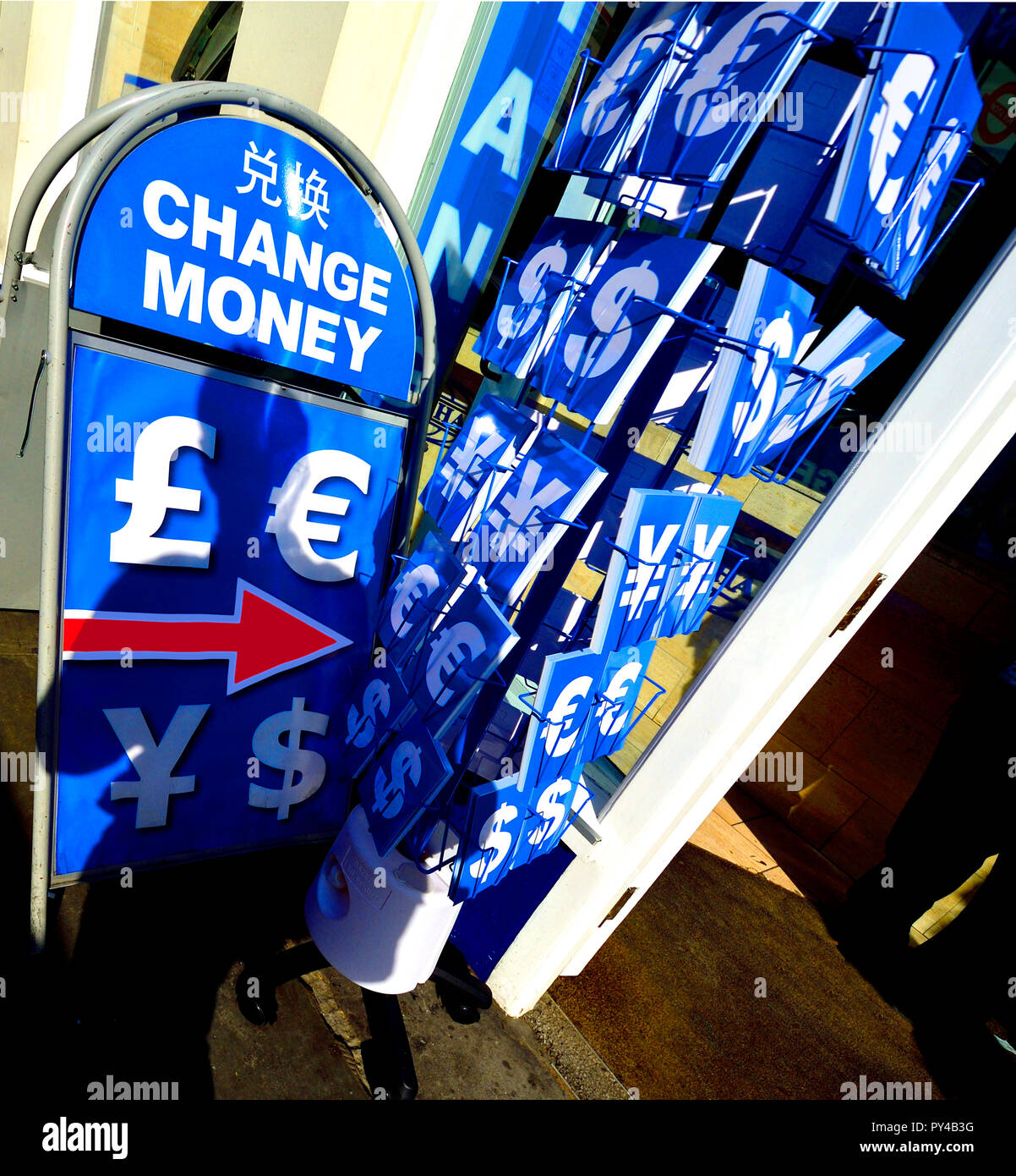 Geld wechseln Kiosk auf Whitehall, London, England, UK. Währung Postkarten zum Verkauf Stockfoto