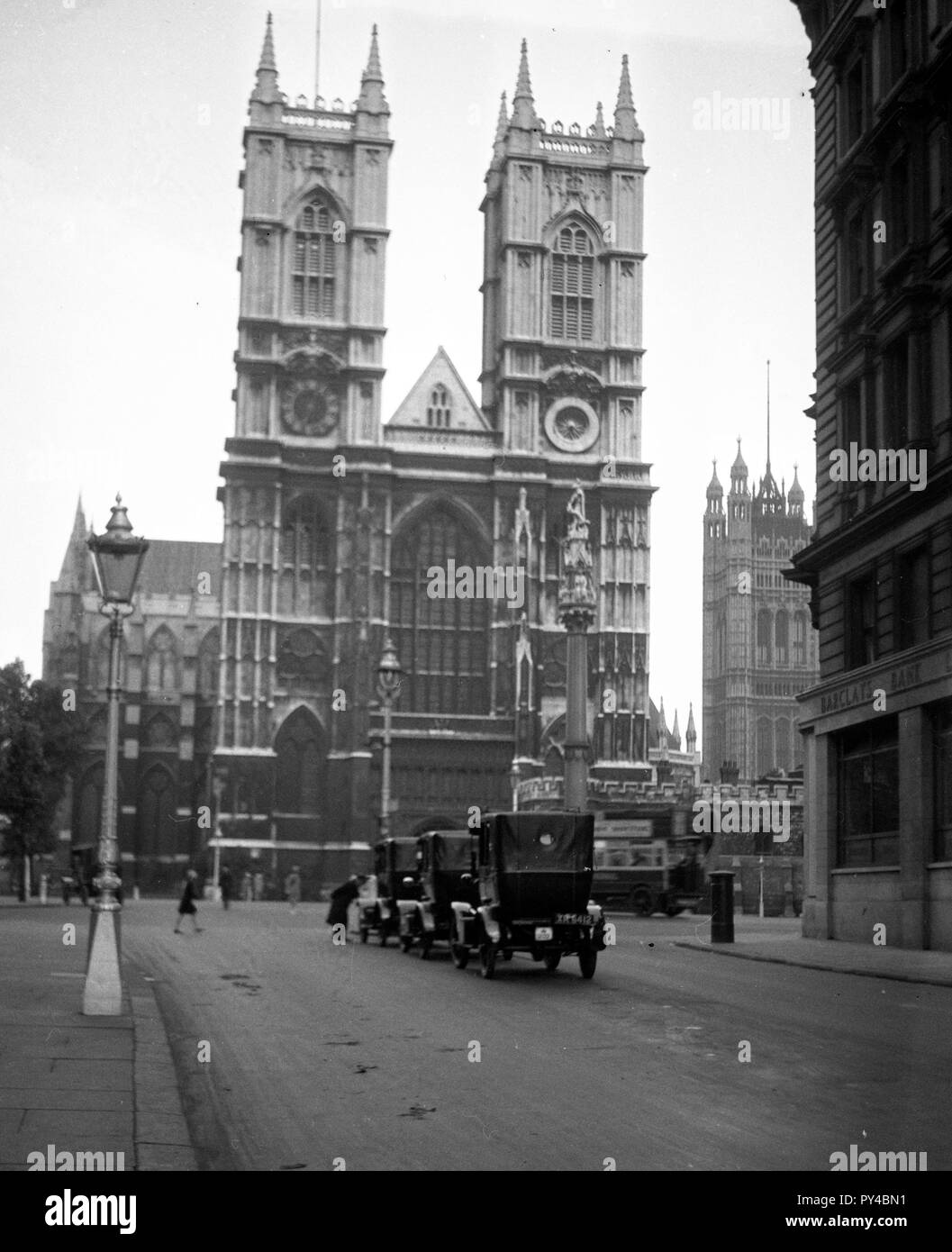 Taxis Linie gegenüber der Westminster Abbey in London c 1925 Foto von Tony Henshaw Stockfoto