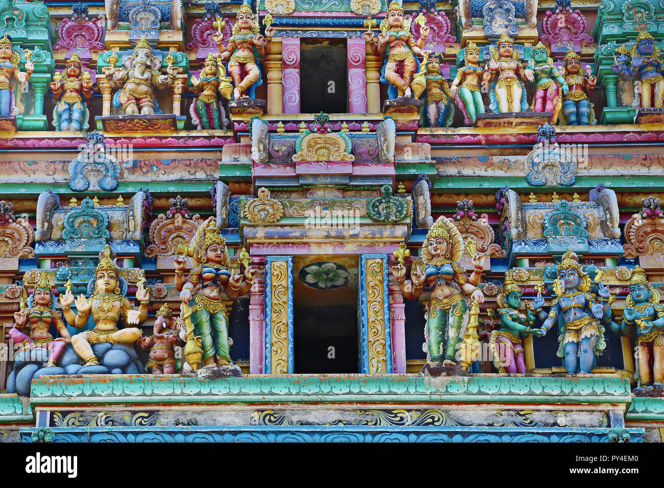 Close up Details an der Fassade der hinduistischen Tempel Sri Muthumariamman Kovil in Matale, Sri Lanka Stockfoto