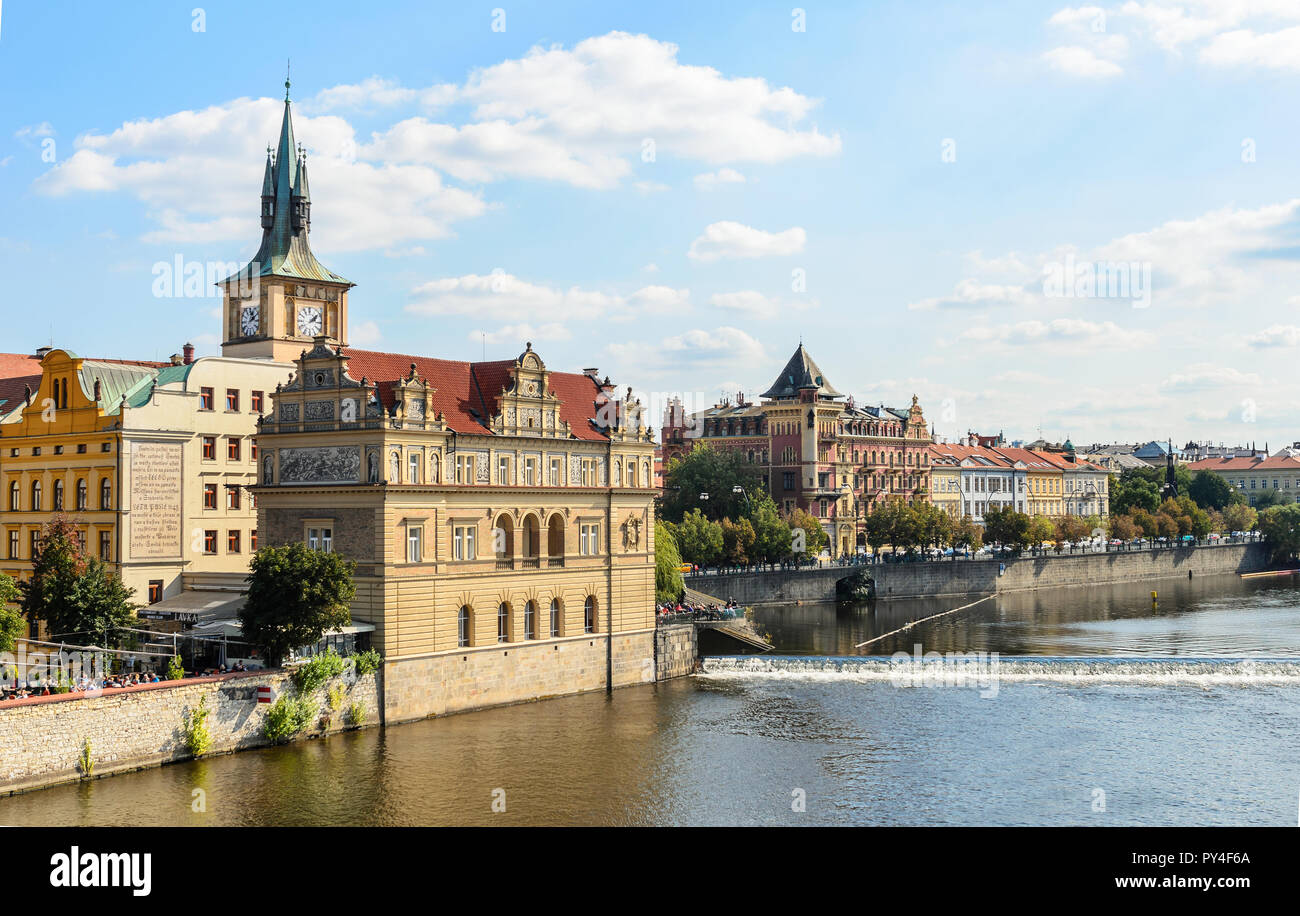 Schöne Häuser auf den Böschungen aus Prag, Tschechische Republik. Stockfoto