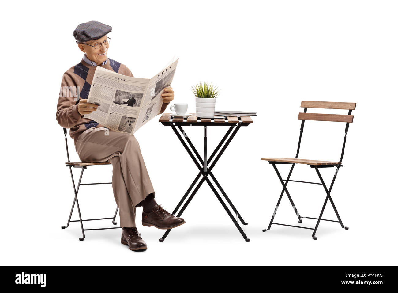 Reifer mann Lesen einer Zeitung an einem Kaffeetisch auf weißem Hintergrund Stockfoto
