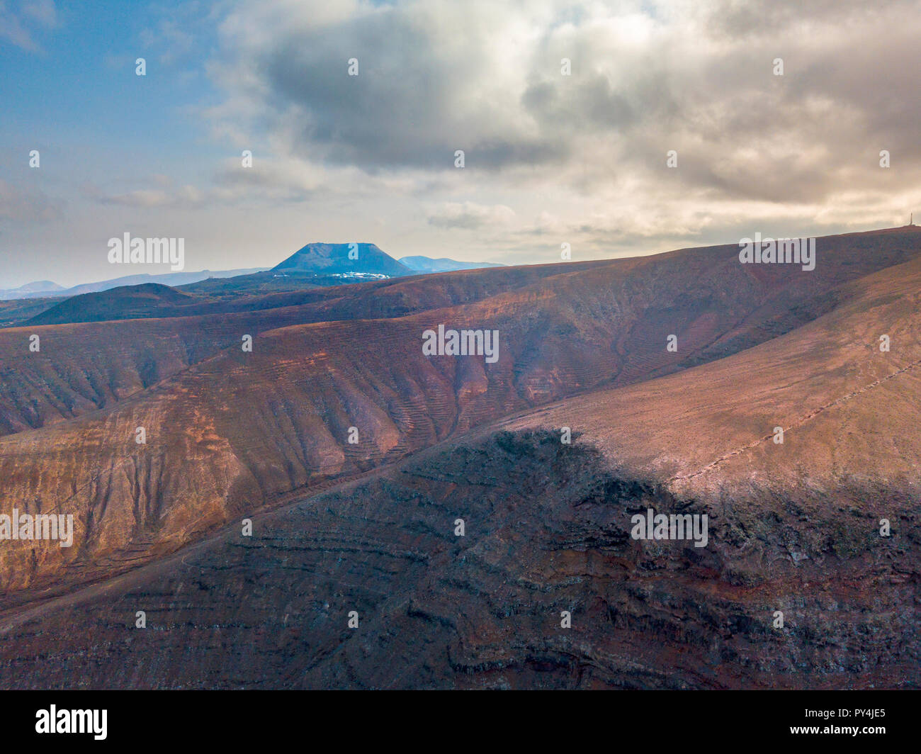 Luftaufnahme der bergigen Küsten der Insel Lanzarote, Kanarische Inseln, Spanien. Reliefs mit Blick auf das Meer und den Schmutz weg. La Corona Vulkan Stockfoto