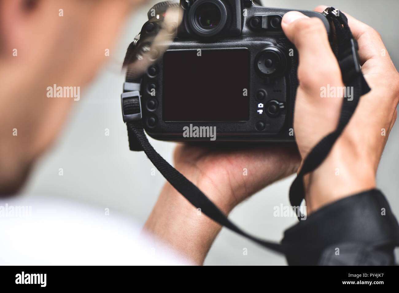 Digitale Spiegelreflexkamera in der Hand. Fotograf shooting Hände schließen. Mann Fotograf macht Fotos für Stock Fotografie. Männliche Hände halten Stockfoto