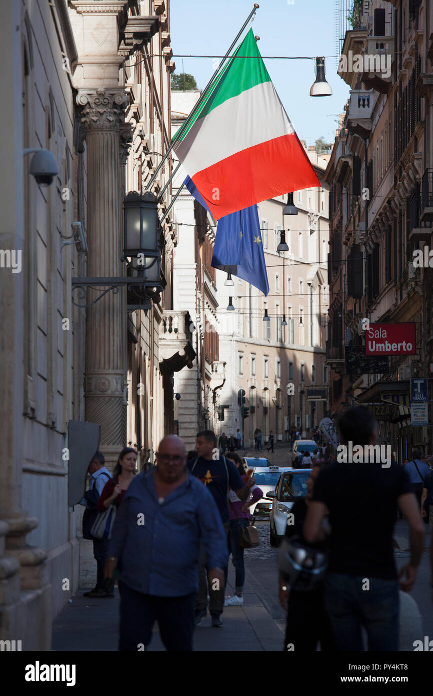 Rom, Italien. 20. Oktober, 2018. Die italienische Nationalflagge fliegt in der Nähe von Venezia in Rom, Italien. Stockfoto