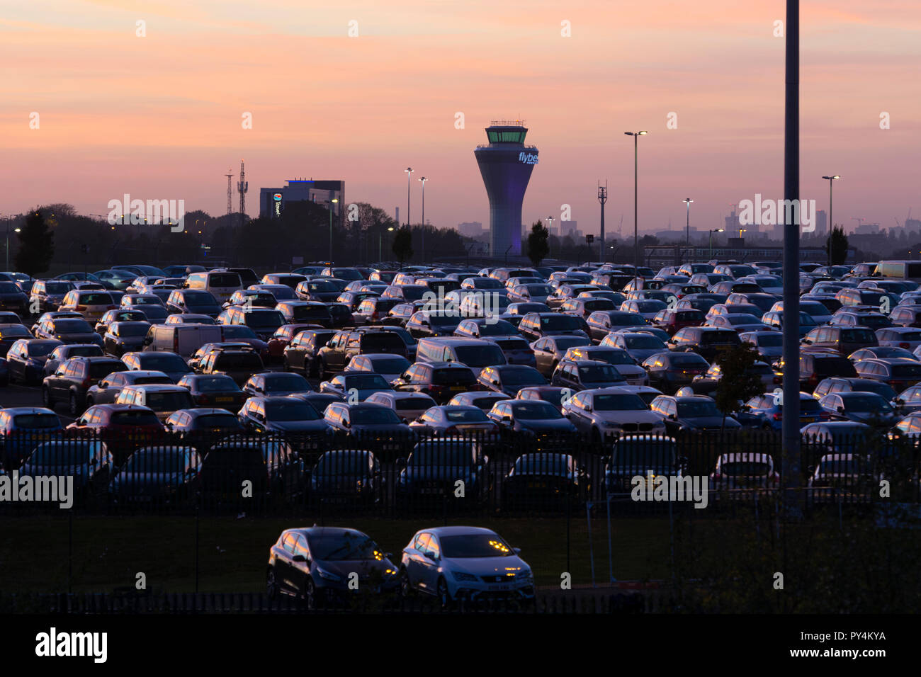 Parkplatz und Control Tower in der Dämmerung, Flughafen Birmingham, Großbritannien Stockfoto