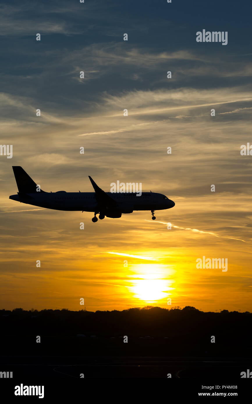 Lufthansa Airbus A320-Landung bei Sonnenuntergang, Flughafen Birmingham, Großbritannien Stockfoto