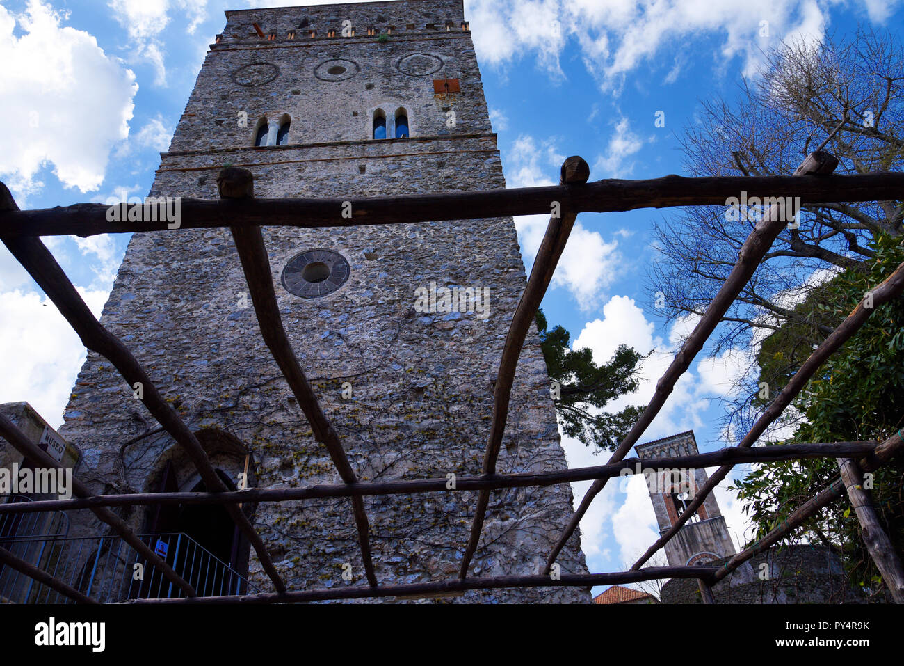 Der Villa Rufolo in Ravello hat einen fantastischen Blick auf die Küste von Amalfi aus seinen Gärten und Terrassen Stockfoto