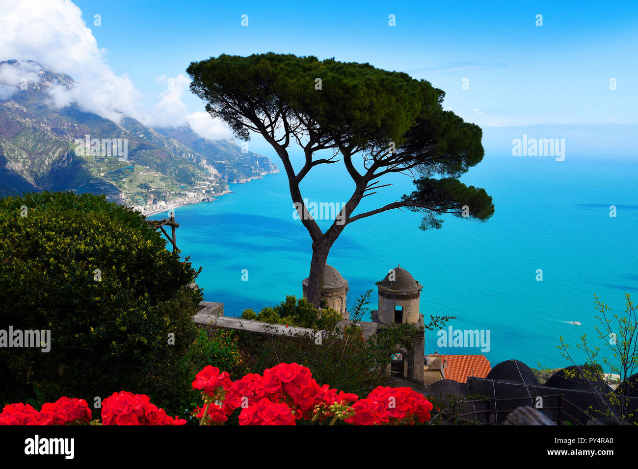 Der Villa Rufolo in Ravello hat einen fantastischen Blick auf die Küste von Amalfi aus seinen Gärten und Terrassen Stockfoto