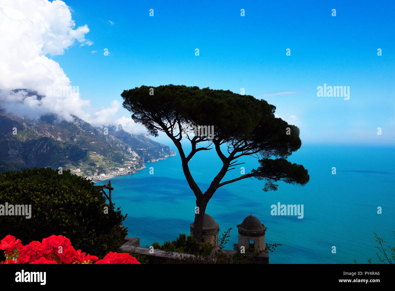 Der Villa Rufolo in Ravello hat einen fantastischen Blick auf die Küste von Amalfi aus seinen Gärten und Terrassen Stockfoto