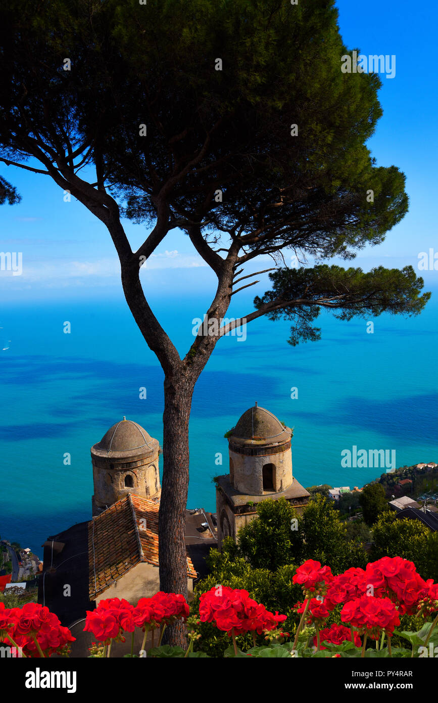 Der Villa Rufolo in Ravello hat einen fantastischen Blick auf die Küste von Amalfi aus seinen Gärten und Terrassen Stockfoto