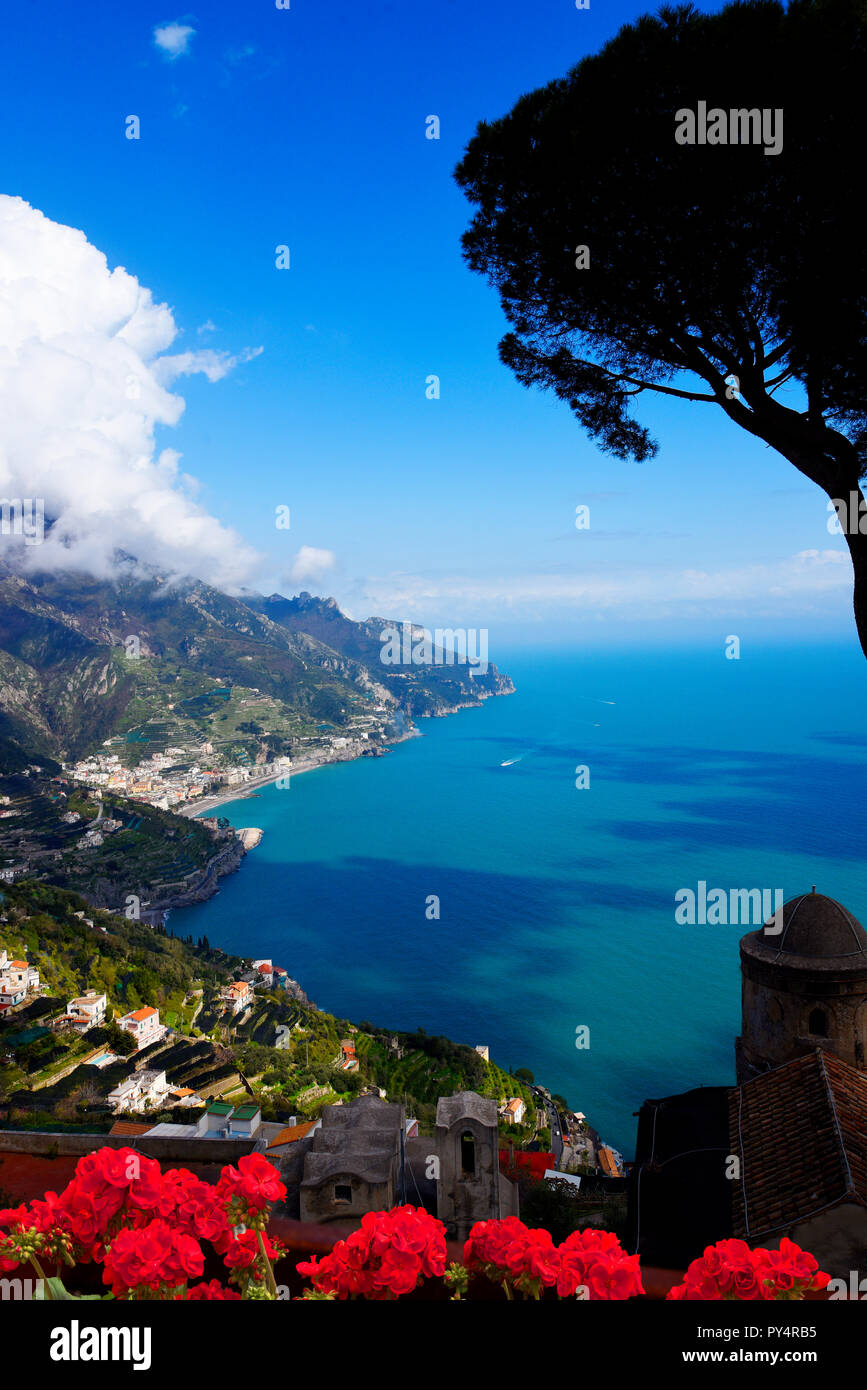 Der Villa Rufolo in Ravello hat einen fantastischen Blick auf die Küste von Amalfi aus seinen Gärten und Terrassen Stockfoto