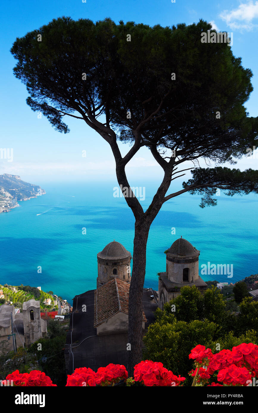 Der Villa Rufolo in Ravello hat einen fantastischen Blick auf die Küste von Amalfi aus seinen Gärten und Terrassen Stockfoto