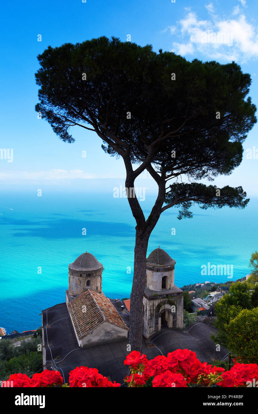 Der Villa Rufolo in Ravello hat einen fantastischen Blick auf die Küste von Amalfi aus seinen Gärten und Terrassen Stockfoto