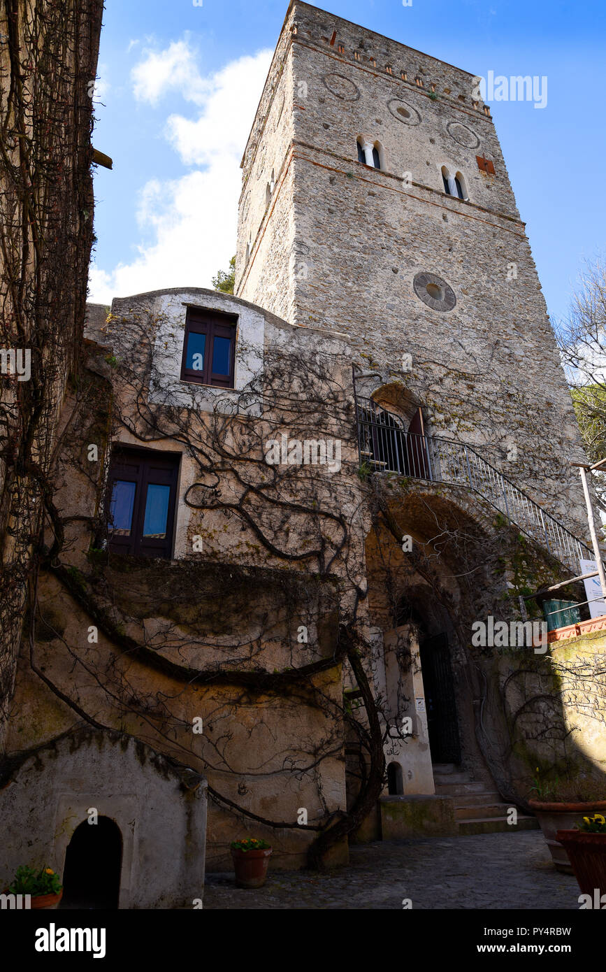 Der Villa Rufolo in Ravello hat einen fantastischen Blick auf die Küste von Amalfi aus seinen Gärten und Terrassen Stockfoto