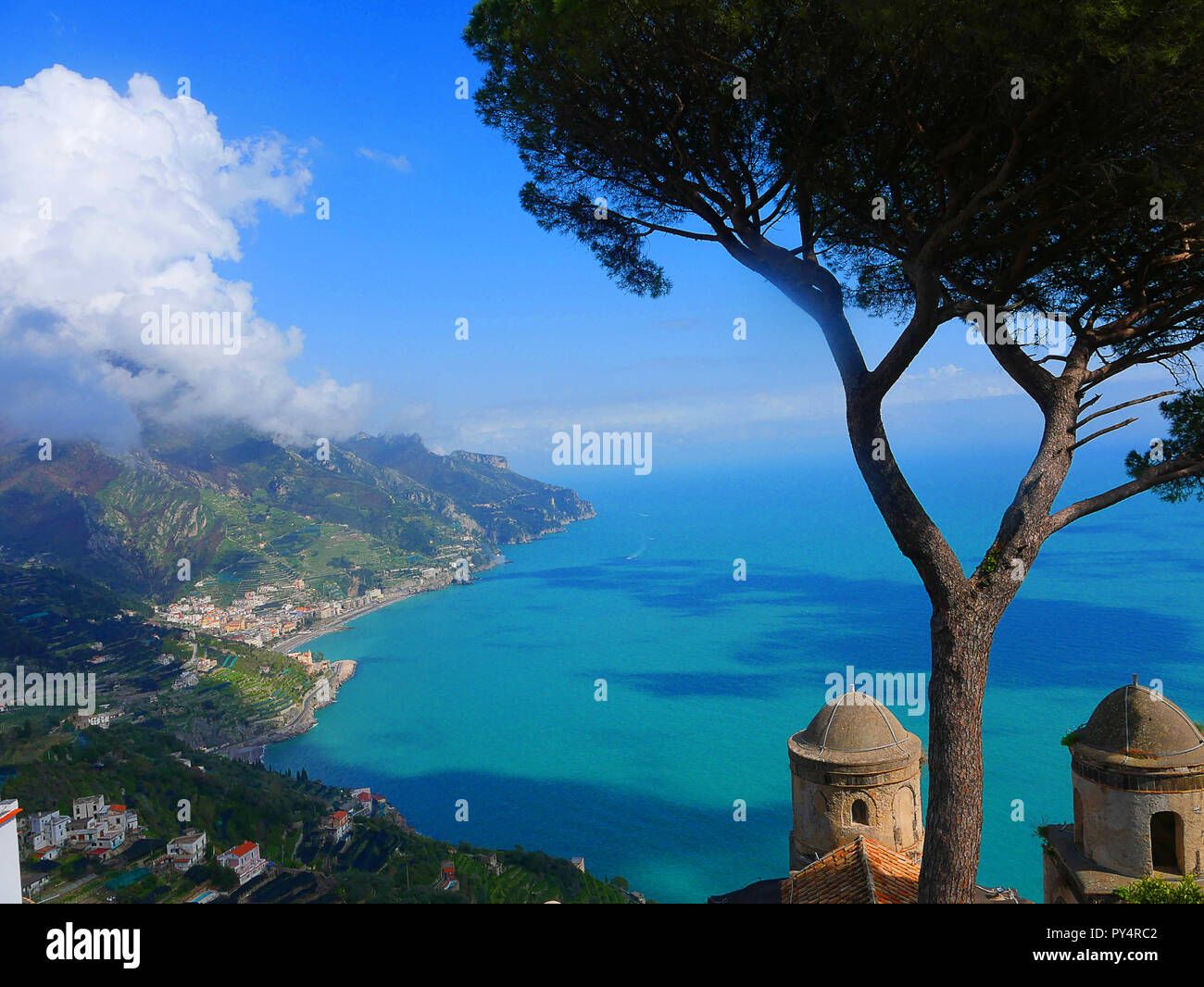 Der Villa Rufolo in Ravello hat einen fantastischen Blick auf die Küste von Amalfi aus seinen Gärten und Terrassen Stockfoto