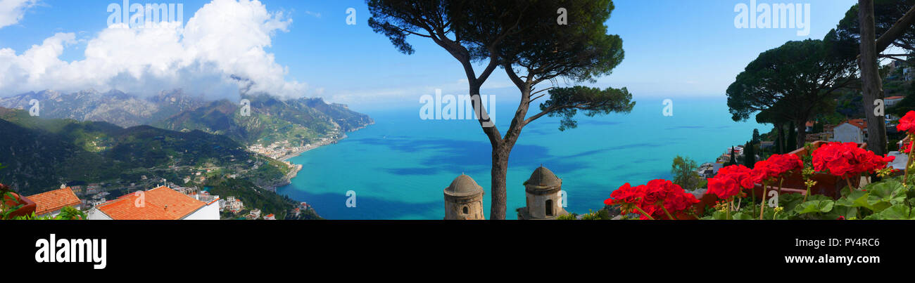 Der Villa Rufolo in Ravello hat einen fantastischen Blick auf die Küste von Amalfi aus seinen Gärten und Terrassen Stockfoto