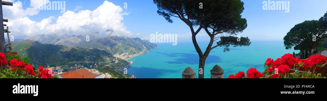 Der Villa Rufolo in Ravello hat einen fantastischen Blick auf die Küste von Amalfi aus seinen Gärten und Terrassen Stockfoto