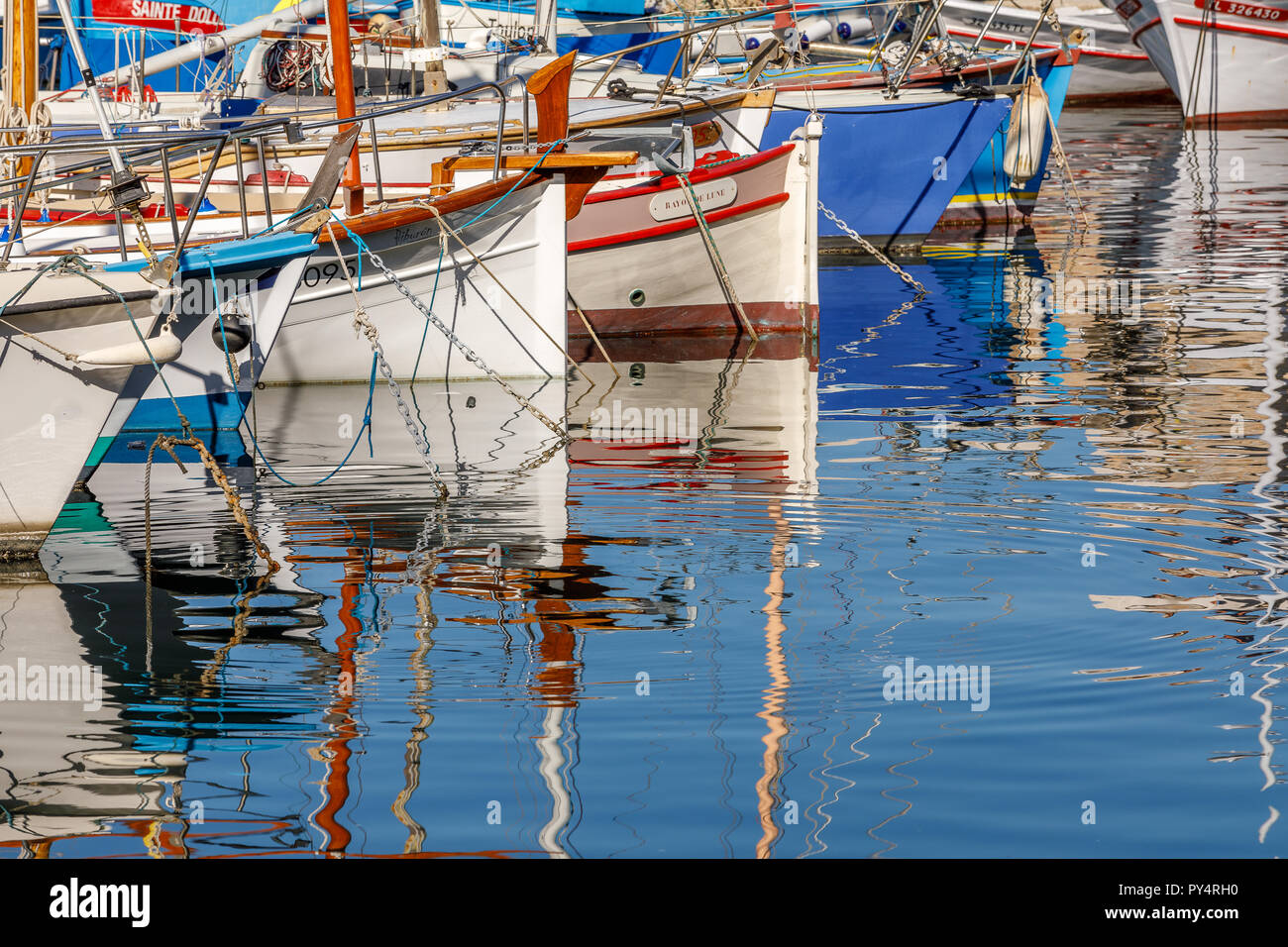 Kleine Fischerboote im Hafen Stockfoto