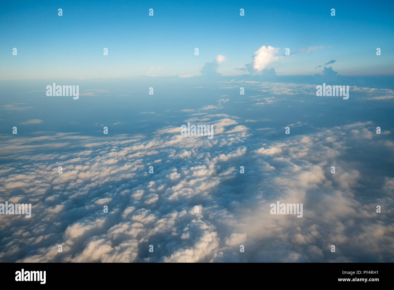 Cloud Scatter auf blauen Himmel Hintergrund Stockfoto