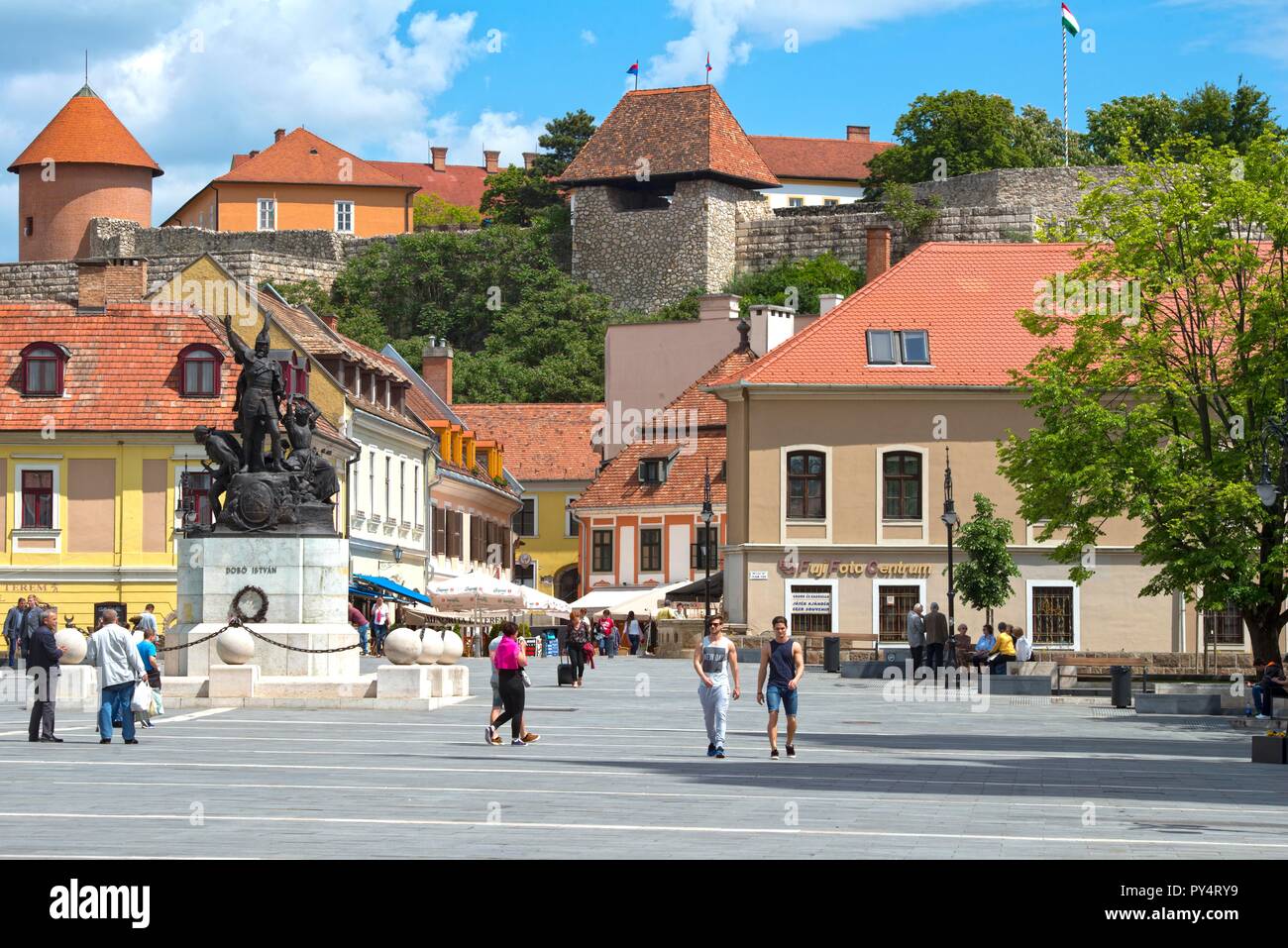 Die Stadt Eger in Ungarn, durch eine starke Festung dominiert, wunderschön präsentiert seine bewegte Geschichte Stockfoto