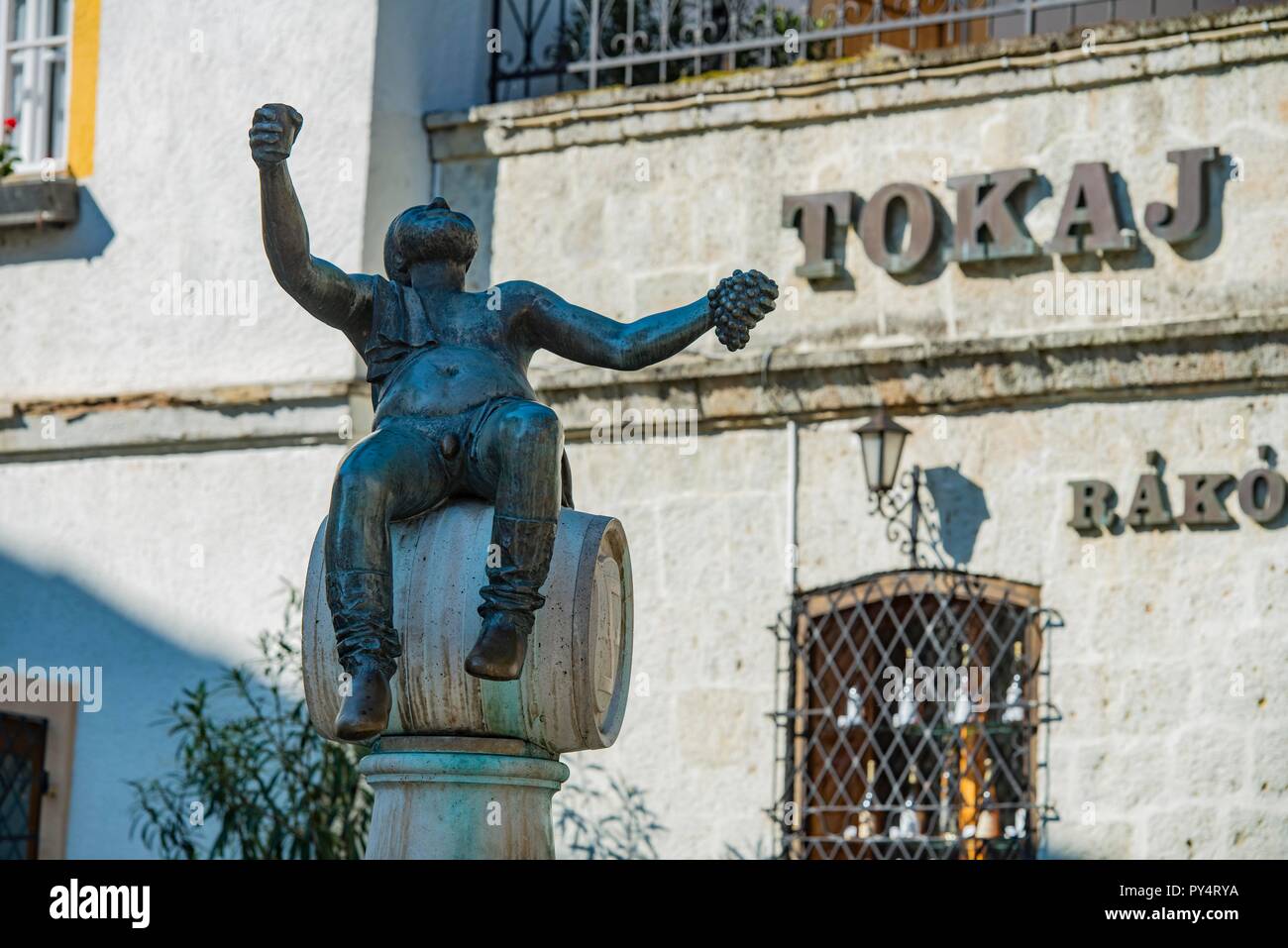Statue eines glücklichen Menschen im Zentrum der Stadt Tokaj den berühmten Tokajer - Wein aus der Region, die im Jahr 2002 von der UNESCO zum Weltkulturerbe erklärt wurde. Stockfoto