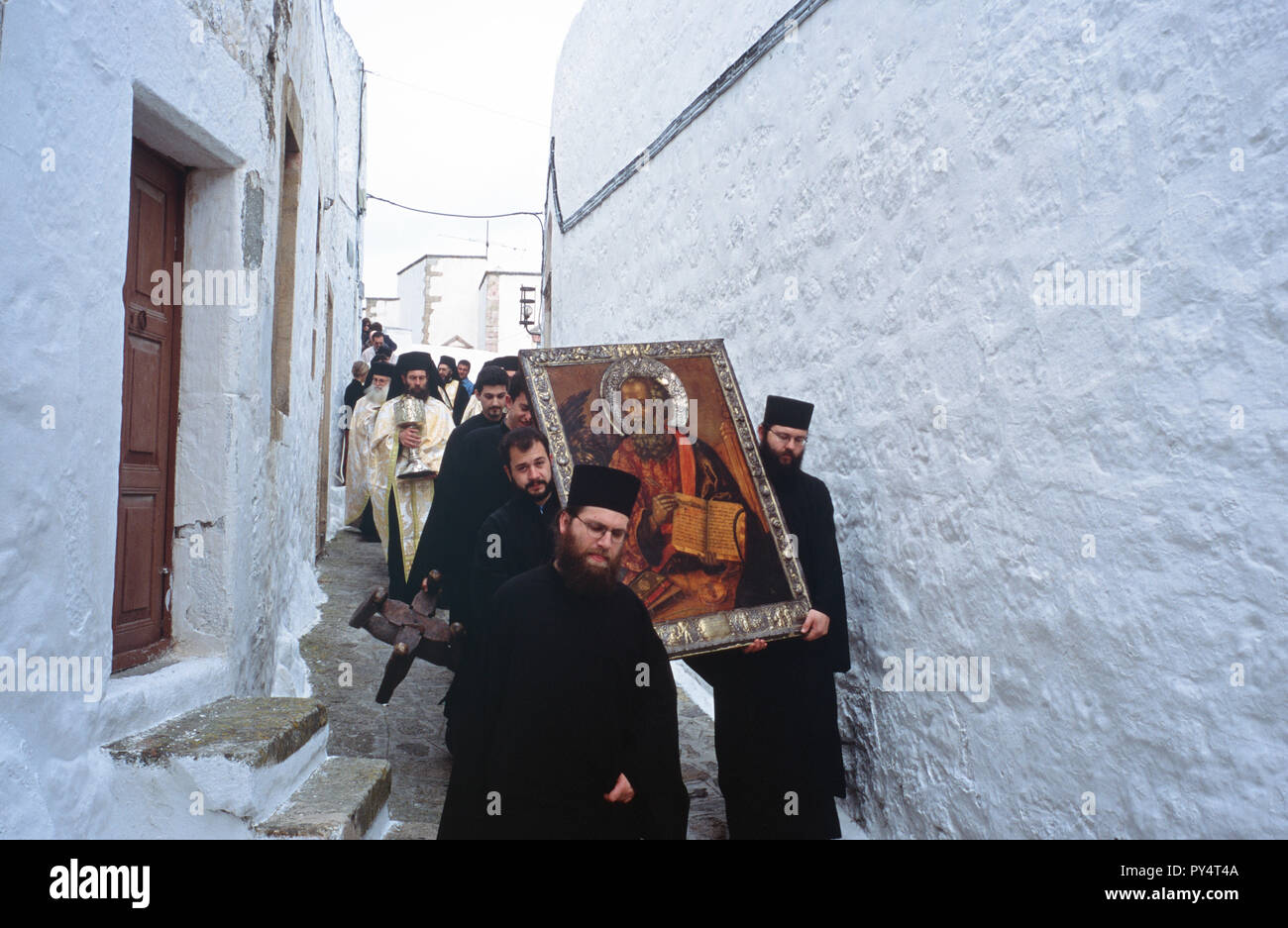 Mönche aus dem Kloster des Heiligen Johannes des Theologen auf der griechischen Insel Patmos Parade das Symbol des Heiligen während der Heiligen Woche feiern. Stockfoto