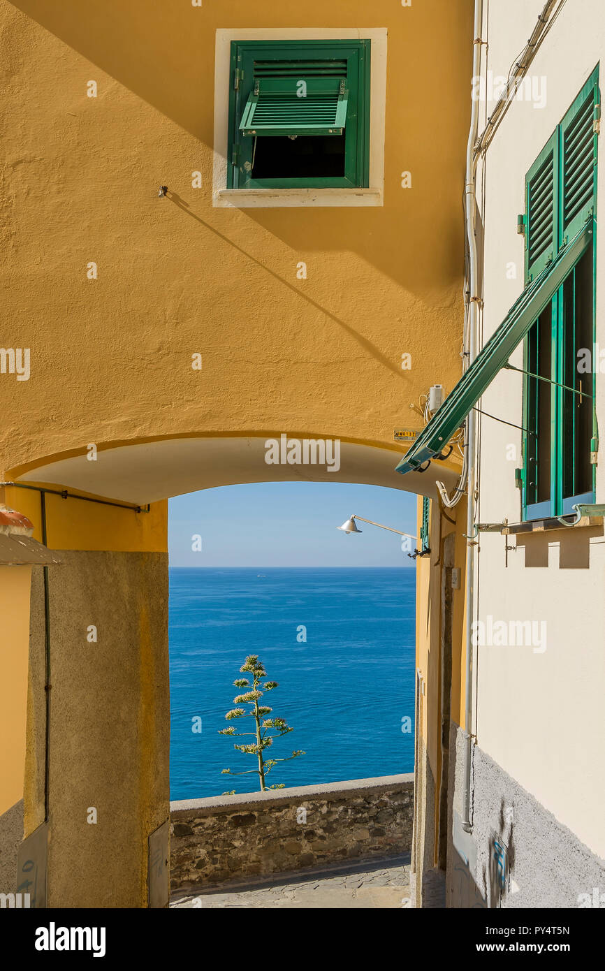 Ein Blick auf das alte Dorf Corniglia mit Blick auf das Meer, in die Cinque Terre, Ligurien, Italien Stockfoto