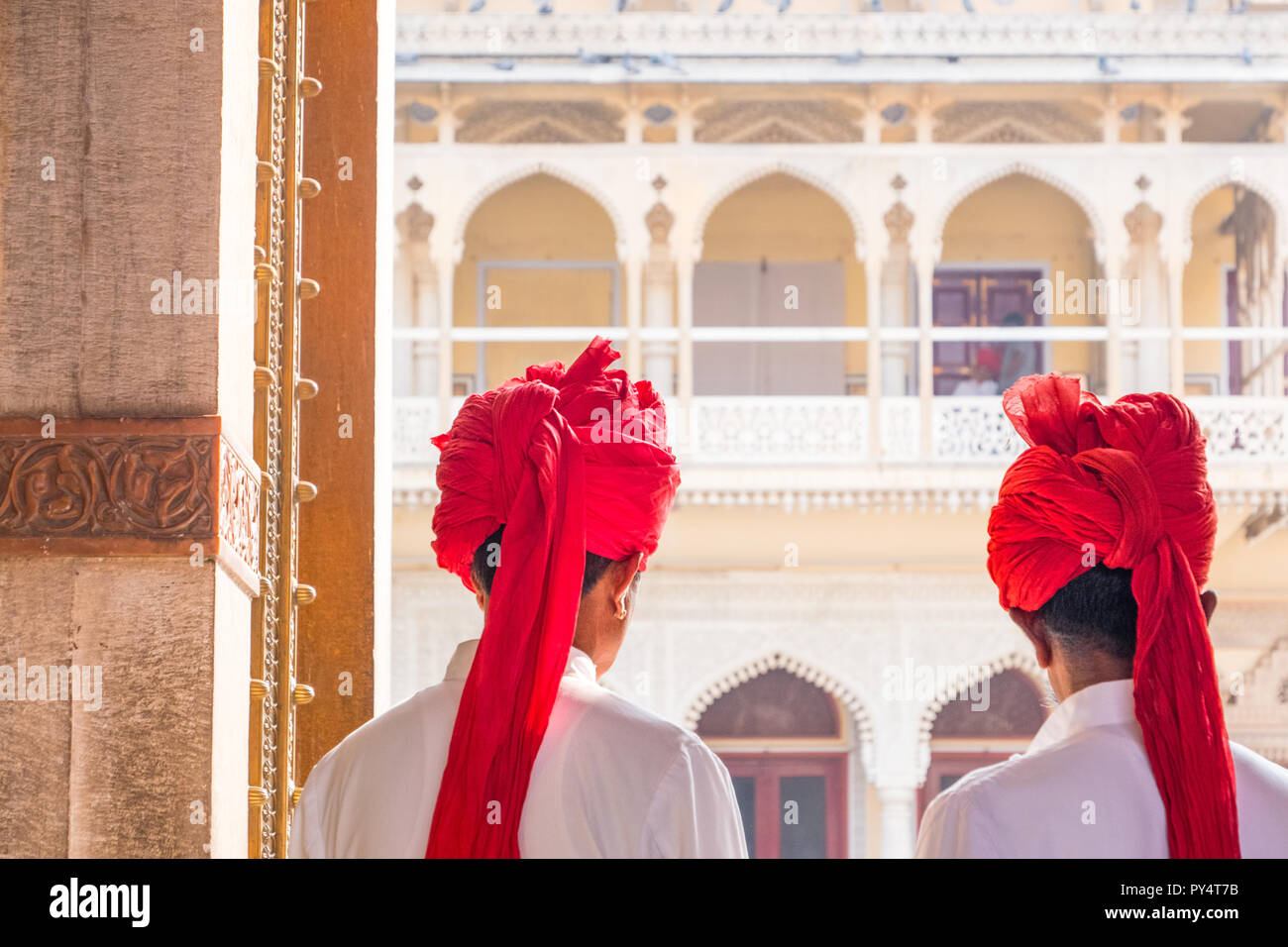 Schützt das Tragen der roten Turbane, Pink City, Jaipur, Rajasthan, Indien Stockfoto