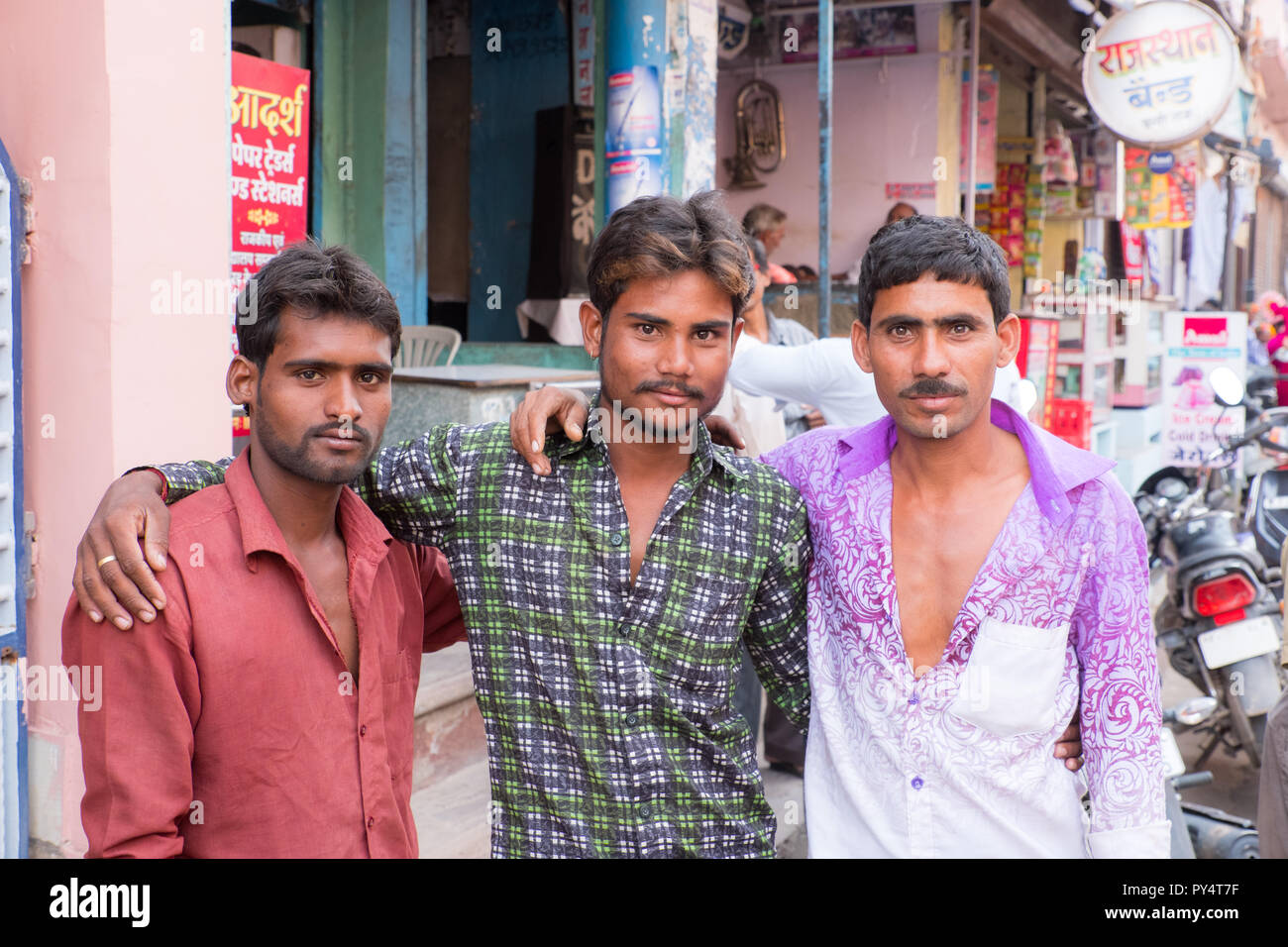 Drei indische Männer stehen zusammen in Bundi, Rajasthan, Indien Stockfoto