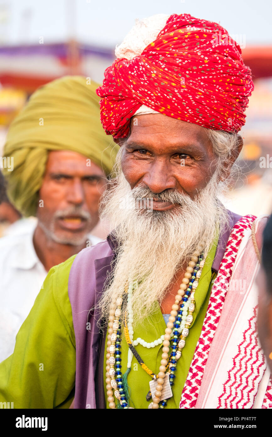Bunte älteren indischen Mann das Tragen der roten Turban am Pushkar Festival Rajasthan, Indien Stockfoto