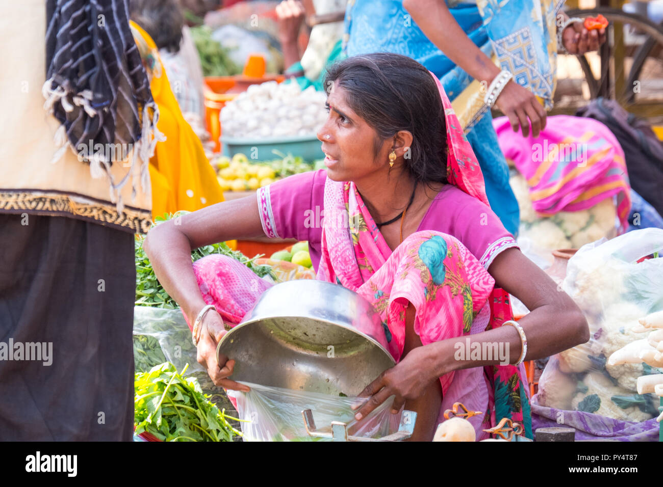 Indische Frau Verkauf von Gemüse auf einem Markt, Rajasthan, Indien Stockfoto