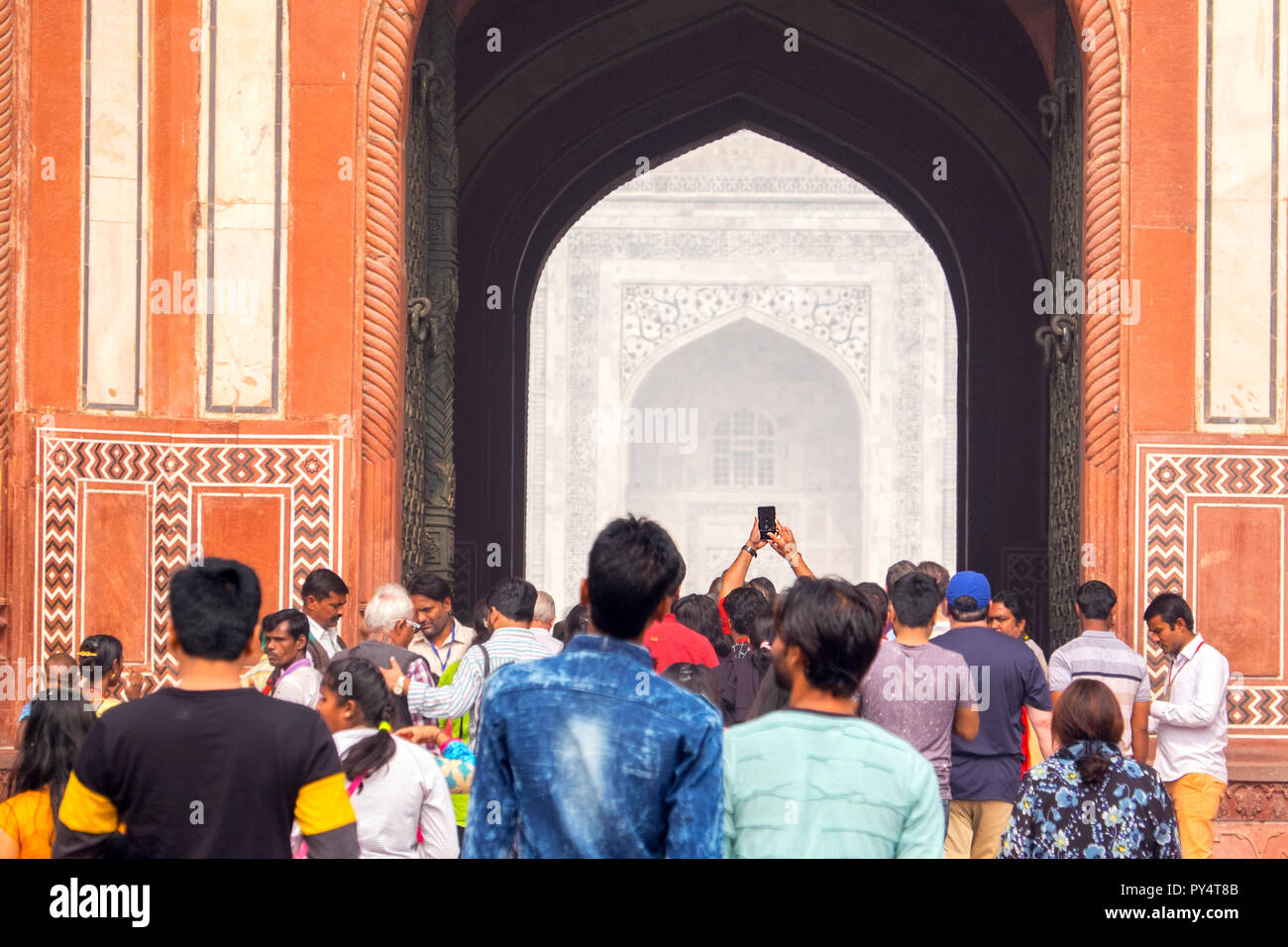 Handy hoch über der Menge zu fotografieren, Taj Mahal, Indien Stockfoto