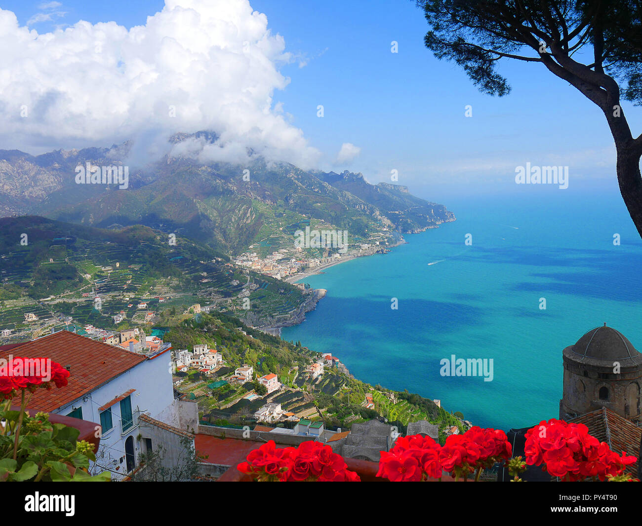 Der Villa Rufolo in Ravello hat einen fantastischen Blick auf die Küste von Amalfi aus seinen Gärten und Terrassen Stockfoto