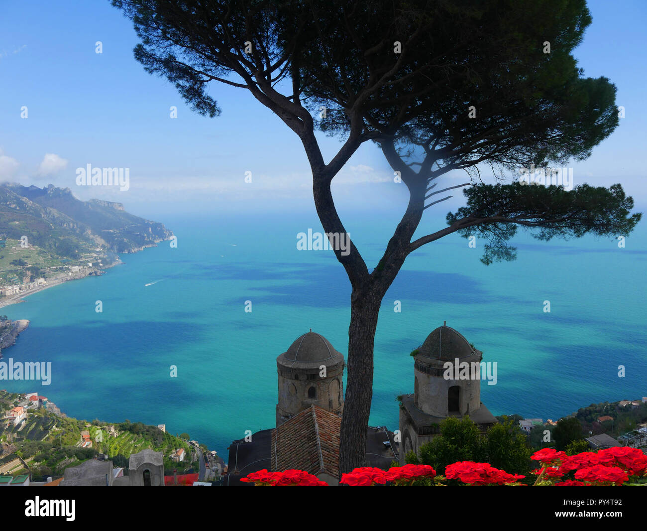 Der Villa Rufolo in Ravello hat einen fantastischen Blick auf die Küste von Amalfi aus seinen Gärten und Terrassen Stockfoto
