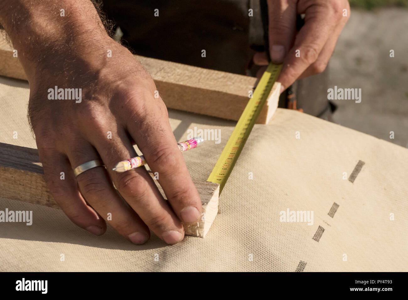 Dachkonstruktion Gebäude. Mann messen Elemente mit Maßband oder Schaufel. Stockfoto