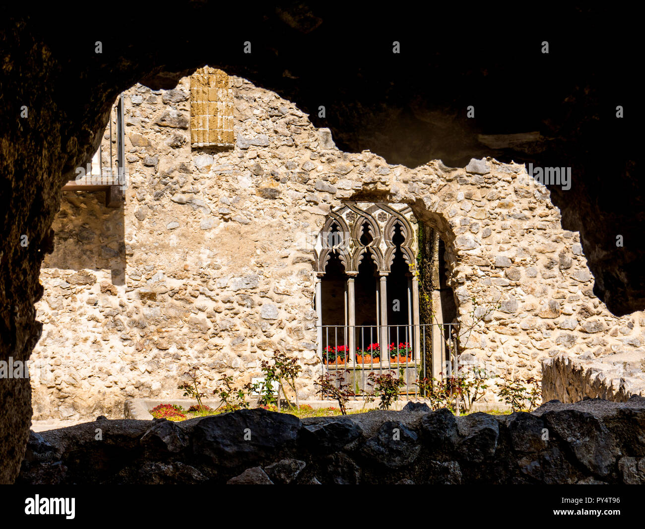 Der Villa Rufolo in Ravello hat einen fantastischen Blick auf die Küste von Amalfi aus seinen Gärten und Terrassen Stockfoto