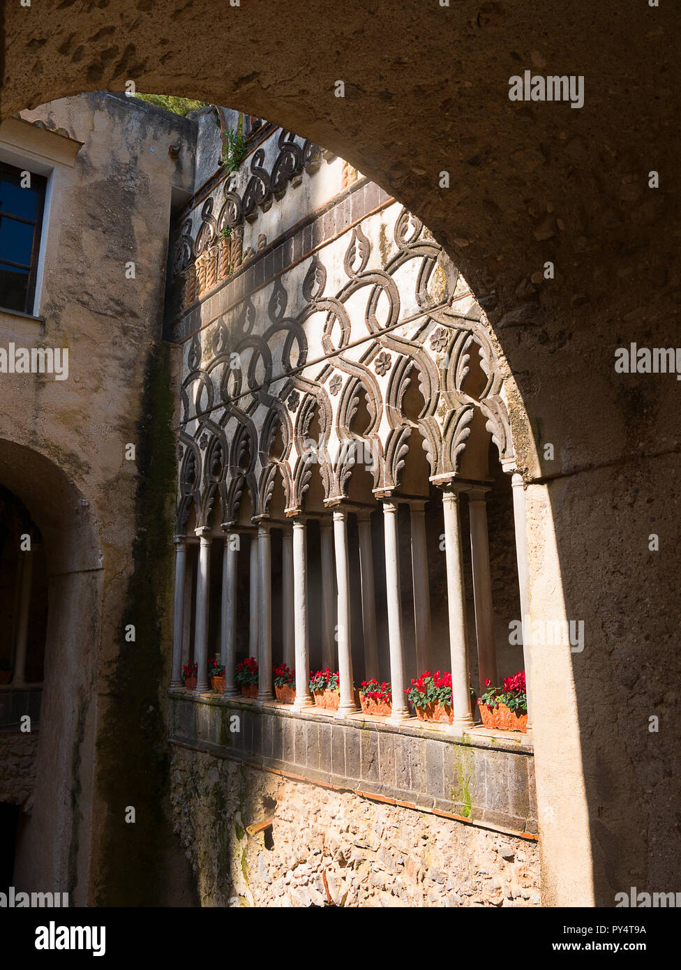 Der Villa Rufolo in Ravello hat einen fantastischen Blick auf die Küste von Amalfi aus seinen Gärten und Terrassen Stockfoto