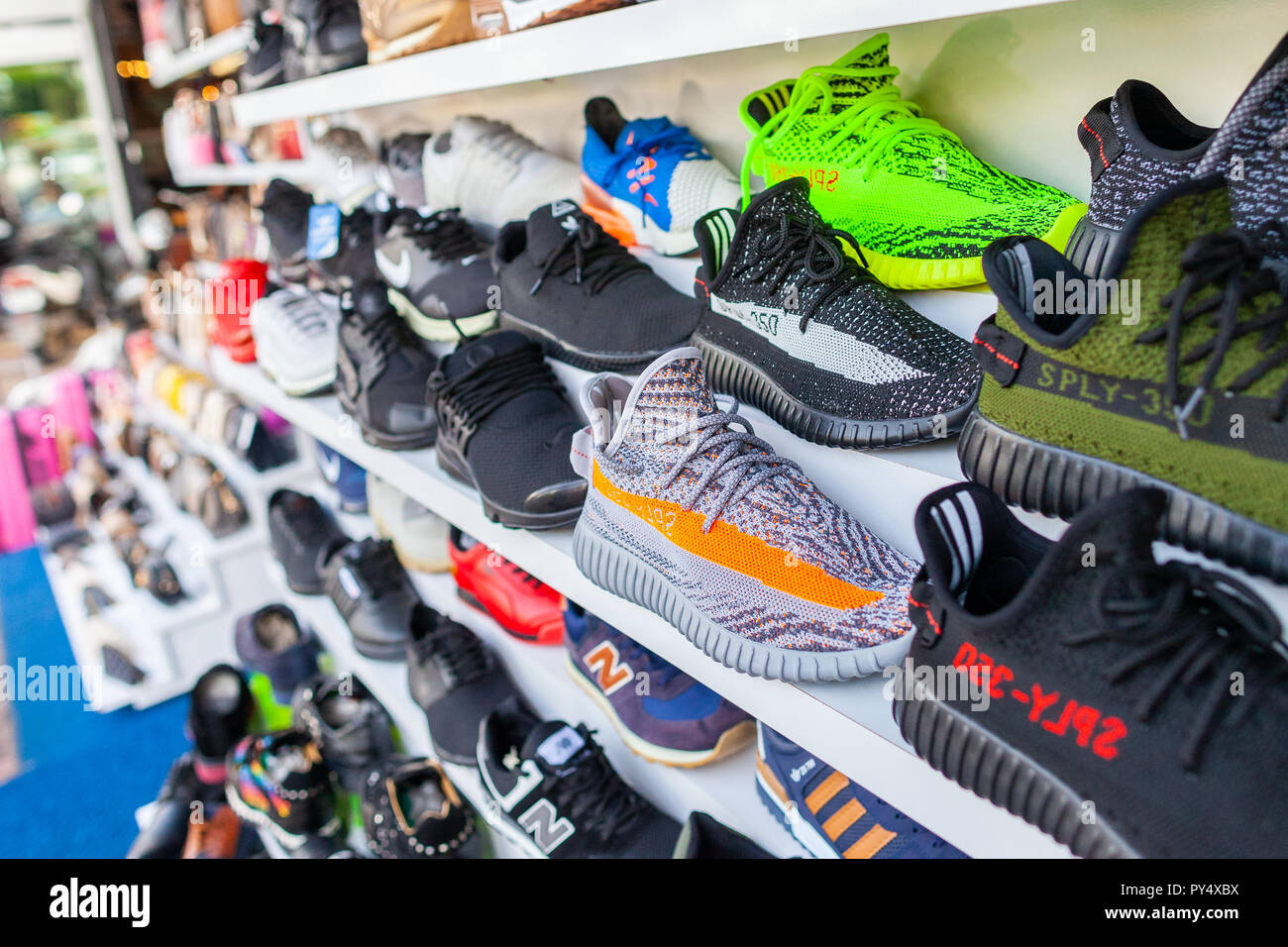 ALANYA/TÜRKEI - September 30, 2018: Schuhe von verschiedenen Marken steht  in einem Geschäft in Alanya Stockfotografie - Alamy