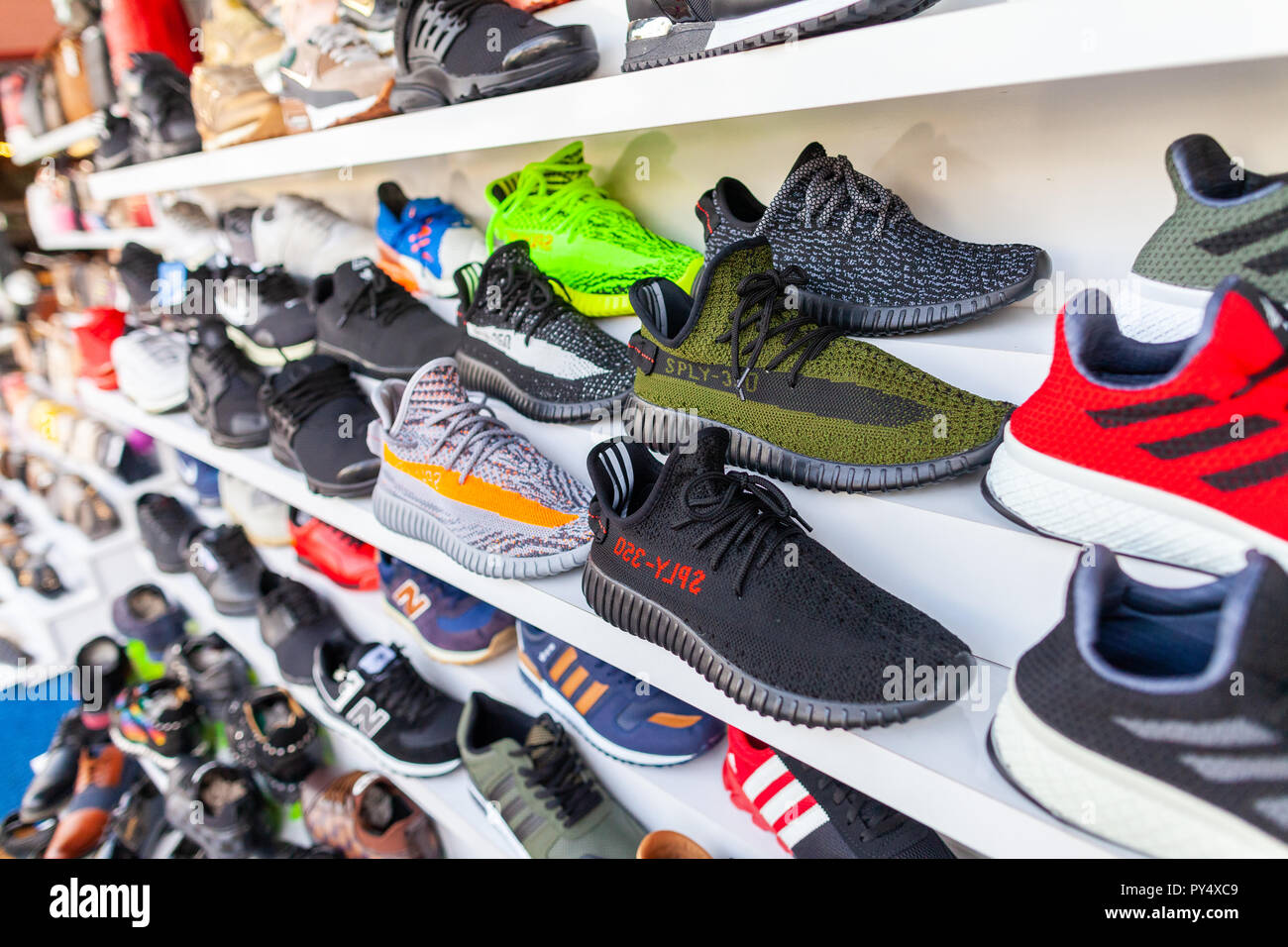 ALANYA/TÜRKEI - September 30, 2018: Schuhe von verschiedenen Marken steht  in einem Geschäft in Alanya Stockfotografie - Alamy