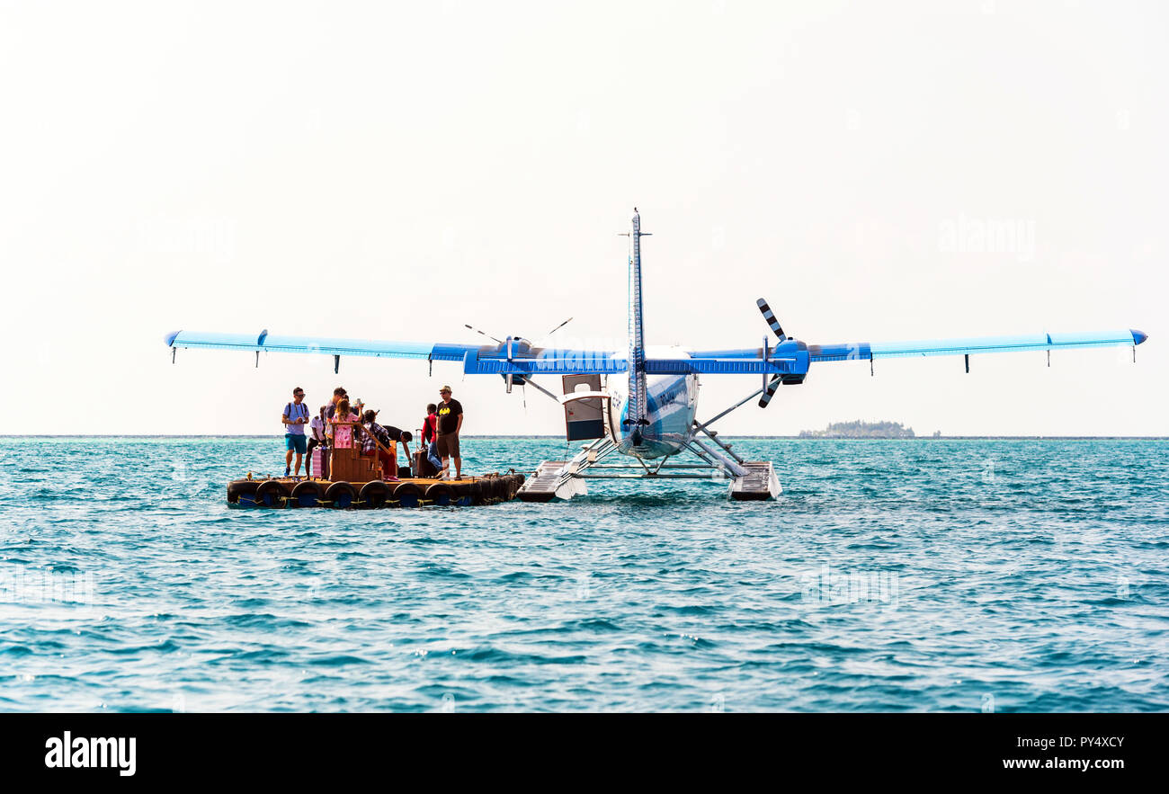 HAWAII, USA - 18. FEBRUAR 2018: Mit dem Wasserflugzeug und Touristen auf dem Wasser. Kopieren Sie Platz für Text Stockfoto