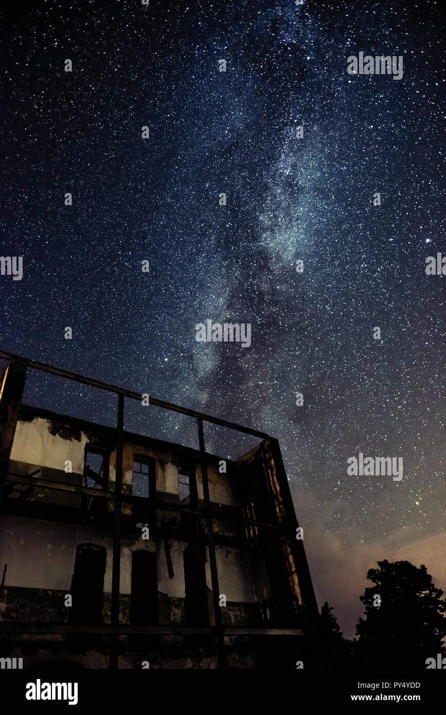 Nachthimmel und die Milchstraße über den alten, verlassenen Haus Stockfoto