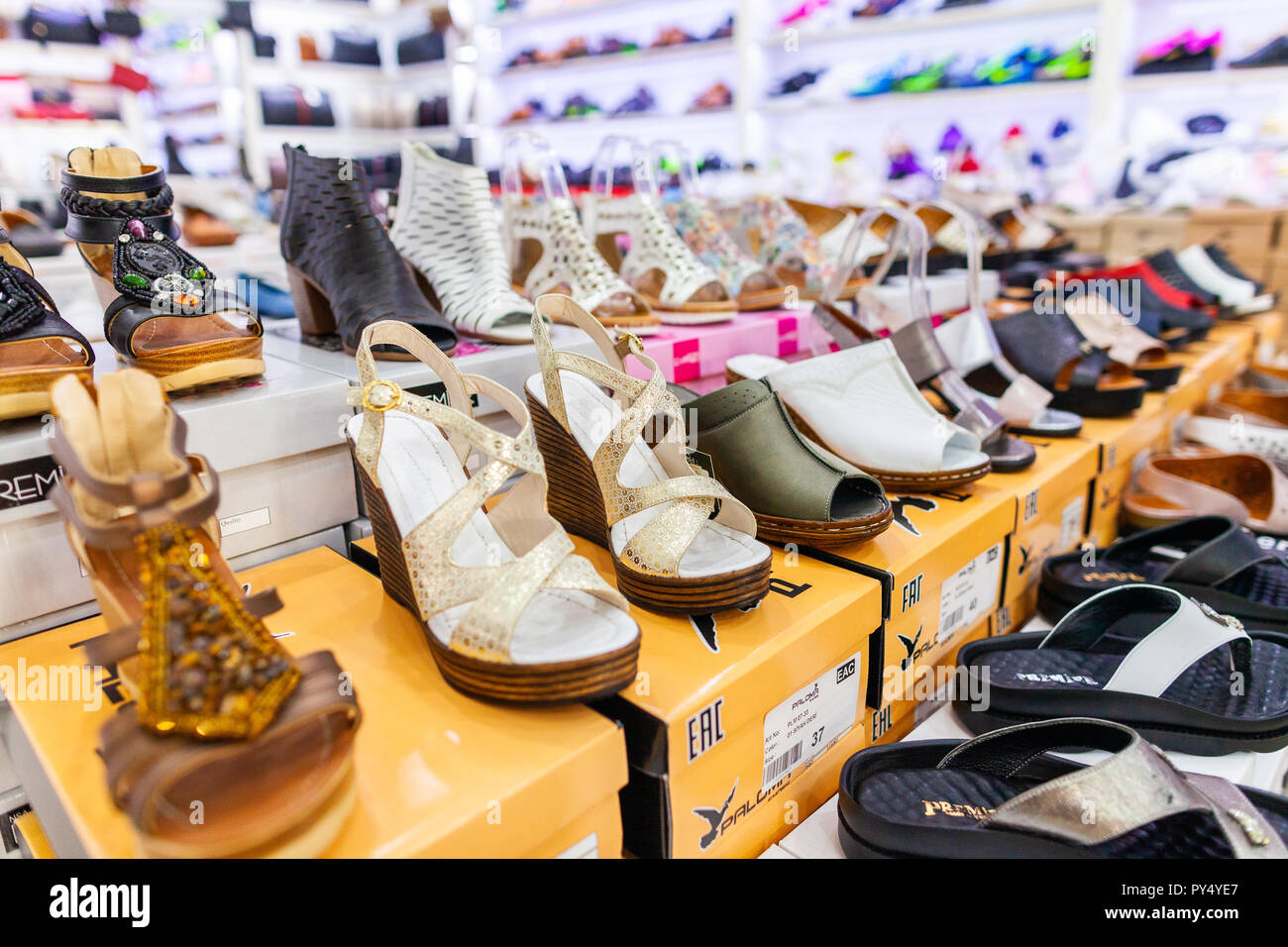 ALANYA/TÜRKEI - September 30, 2018: Frau Schuhe von verschiedenen Marken steht in einem Geschäft in Alanya Stockfoto