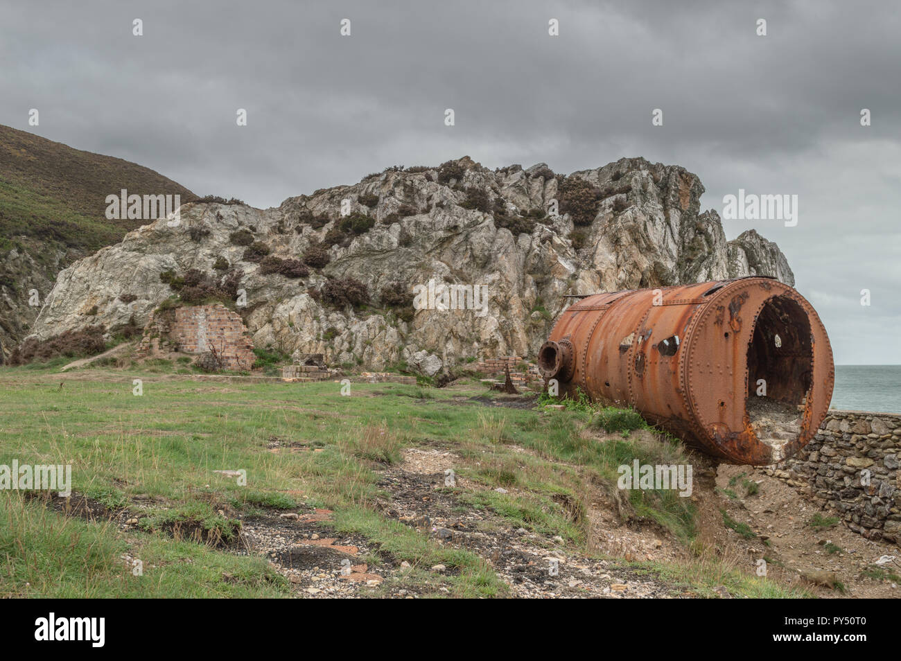Die Ruinen der Mauerwerk Werk von Porth Wen, Llanbadrig, Anglesey. Stockfoto