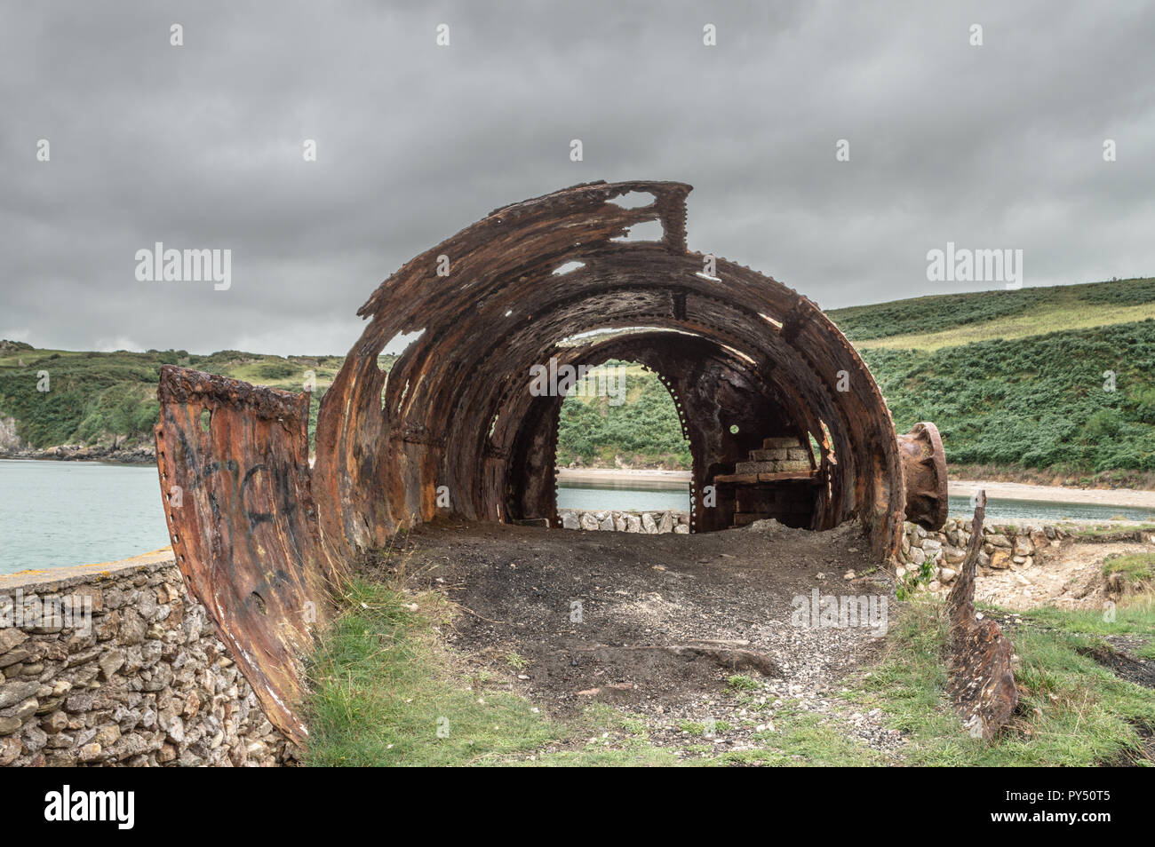 Die Ruinen der Mauerwerk Werk von Porth Wen, Llanbadrig, Anglesey. Stockfoto