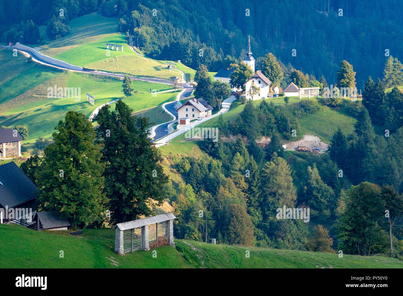 Slowenien, das kleine Dorf Spodnja ist zwischen de Berge der Julischen Alpen Stockfoto